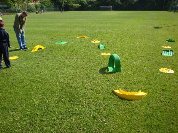 Nous proposons cette animation mini golf ouverte à tous. Pour les petits comme pour les grands, venez vous exercer en famille dan ce mini-golf à petit prix.