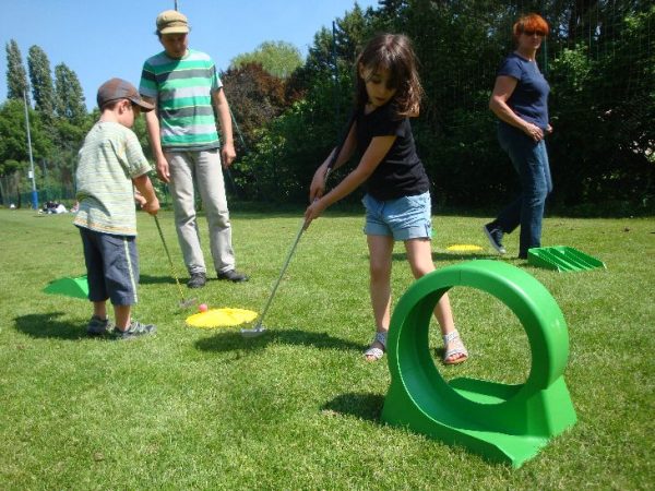 Prestation mini Golf pas chère pour les enfants et les adolescents. Parfait pour un anniveraire, une soirée, un comité d'entreprise, une kermesse ou un CE.