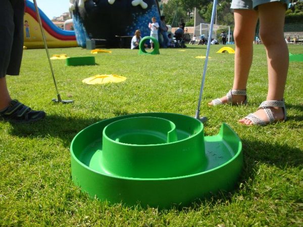 Animation Mini Golf sur Marseille, AIx, Aubagne, Pennes Mirabeau. Nous proposons notre stand mini golf avec ces différents parcours à petit prix.