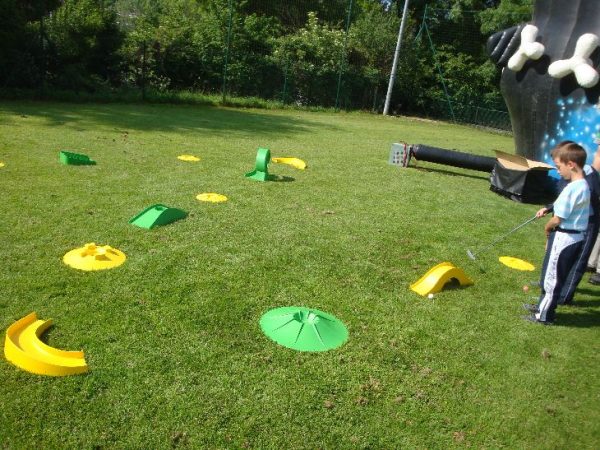 Nous louons notre parcours mini-golf pour enfant pas cher. Equipez d'un club de golf et d'une balle réussissez notre parcours 18 trous.